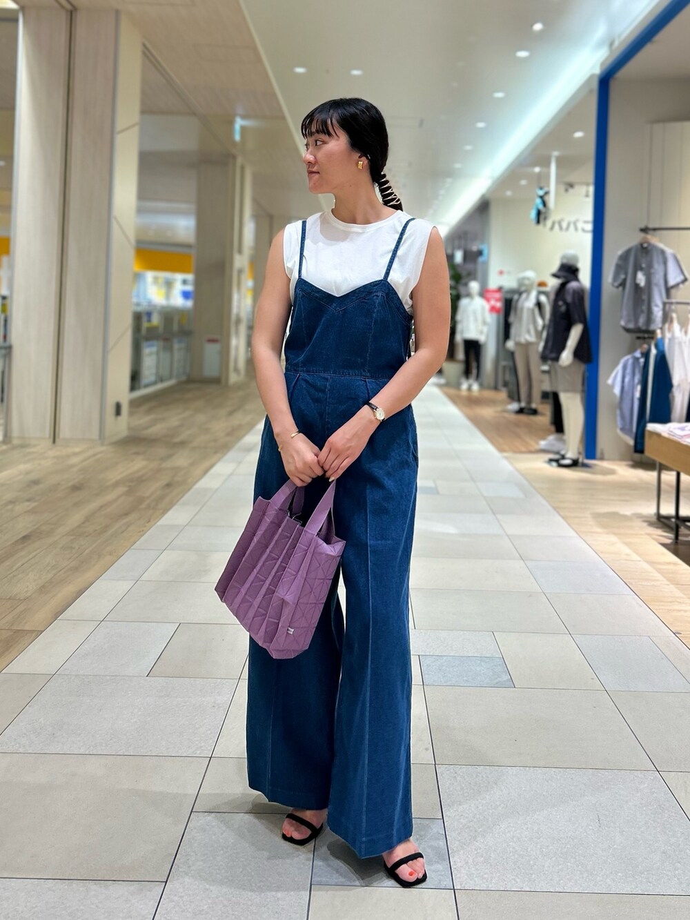 「NOLLEY'S、デニム、デニムコーデ、オールインワン、夏コーデ、きれいめカジュアル、大人かわいい、高身長女子、高身長コーデ」｜「NOLLEY’Sの【amicom/アミコム】ORIGAMI PLEATS M（ショルダーバッグ、パープル系）」を使った、fukudaさん（レディース・170cm）の夏コーディネートの3枚目の写真