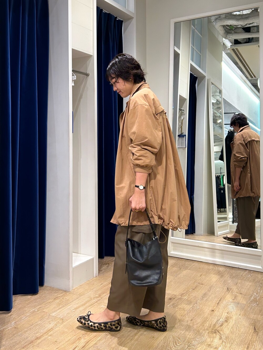 ホワイト系のカーディガン/ボレロ、ホワイト系のシャツ/ブラウス、イエロー系のその他アウターを着用したレディースの秋コーディネートの6枚目の写真