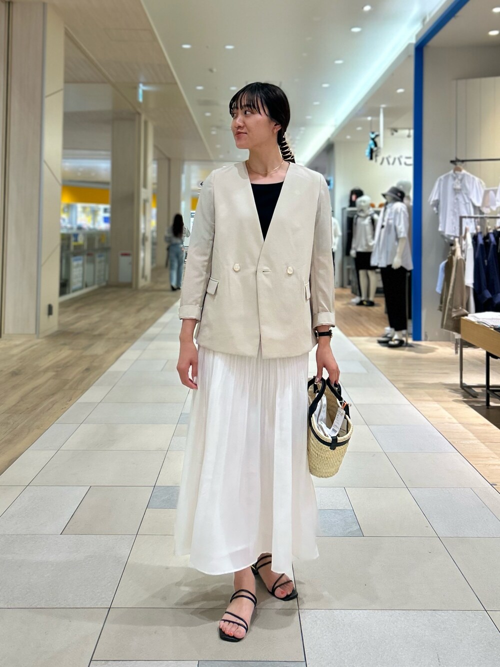 「NOLLEY'S、ジャケット、プリーツスカート、夏コーデ、キレイめ、大人かわいい、オーガンジー、かごバッグ、高身長女子、高身長コーデ」|「NOLLEY’Sの《セットアップ対応》ウォッシャブルドライトロピカルVネックダブルジャケット(ノーカラージャケット、ベージュ系)」を使った、fukudaさん(レディース・170cm)の春コーディネートの2枚目の写真