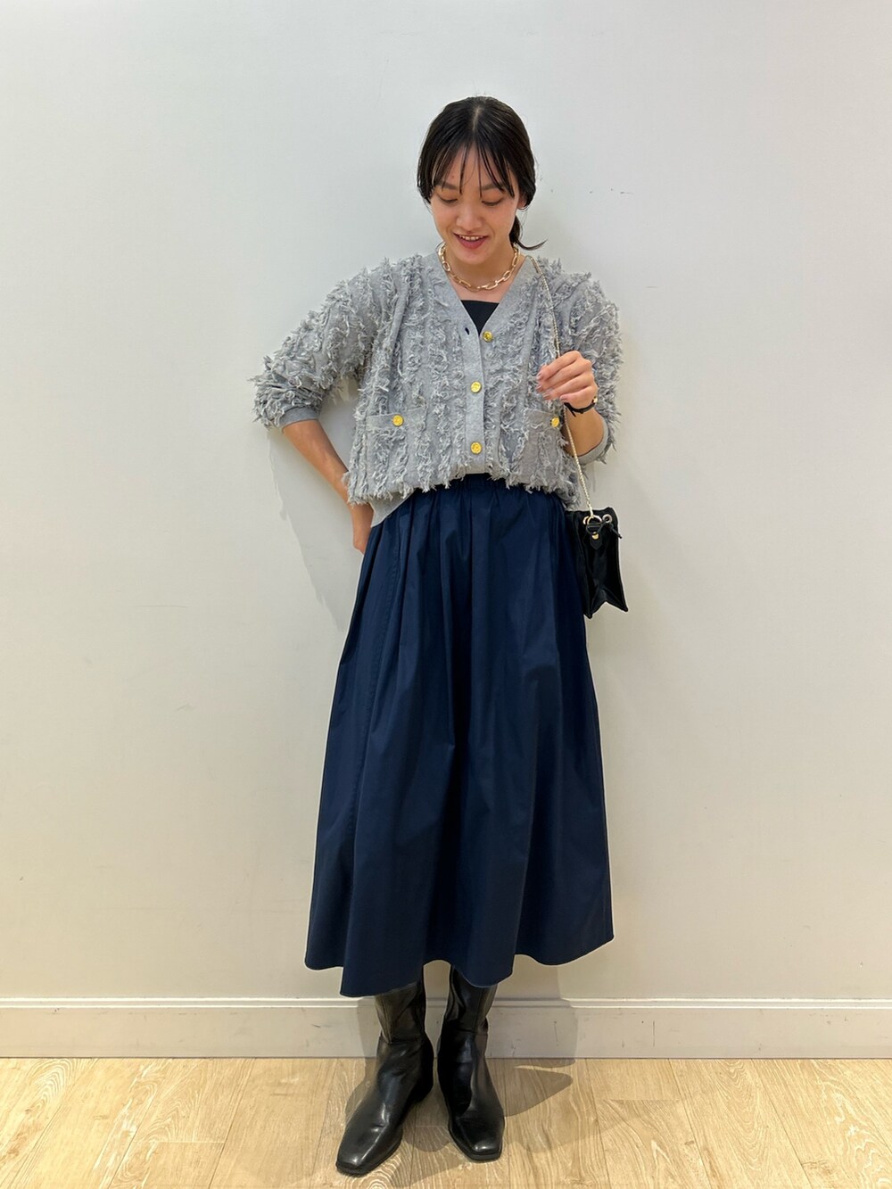 「NOLLEY'S、ジャガード、カーディガン、タフタスカート、リバーシブル、秋コーデ、大人かわいい、スカートスタイル、ロングブーツ、大人カジュアル、高身長女子、高身長コーデ」｜「NOLLEY’Sの【WEB限定カラーあり】ウォッシャブルリバーシブルタフタスカート（スカート、ブルー系）」を使った、fukudaさん（レディース・170cm）の秋コーディネートの2枚目の写真