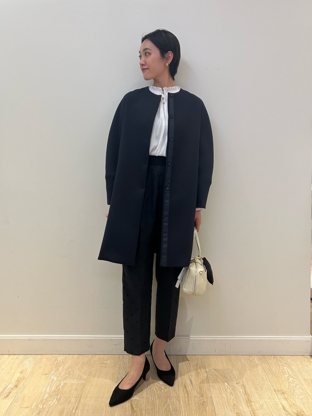 「セレモニー、オケージョン、フリルトップス、フリルブラウス、ドットパンツ、ジャガード、春コート、コート、きれいめ、大人可愛い、テーパードパンツ、高身長女子、高身長コーデ、ショートヘア」｜「NOLLEY’Sの《セットアップ対応》ウォッシャブルドットツッキリツータックテーパードパンツ（その他パンツ、ブルー系）」を使った、fukudaさん（レディース・170cm）の冬コーディネートの5枚目の写真