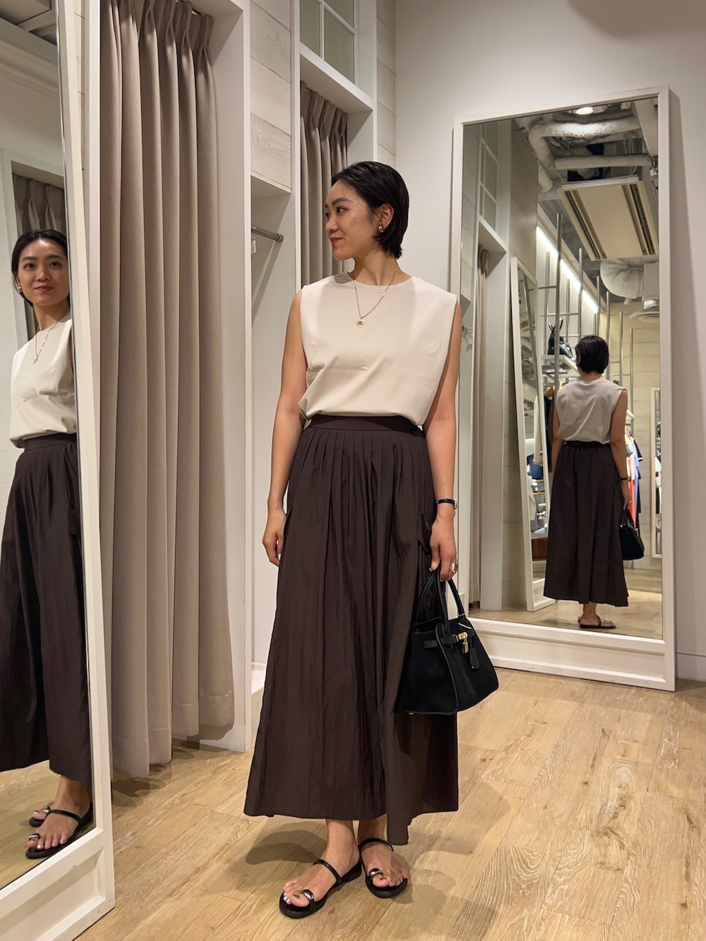 「ロングスカート、ノースリーブ、ベージュコーデ、ブラウンコーデ、大人かわいい、大人カジュアル、きれいめ、高身長女子、高身長コーデ、NOLLEY'S」｜「grace grace の【grace grace/グラスグラス】コインネックレス（ネックレス、ゴールド系）」を使った、fukudaさん（レディース・170cm）の夏コーディネートの2枚目の写真