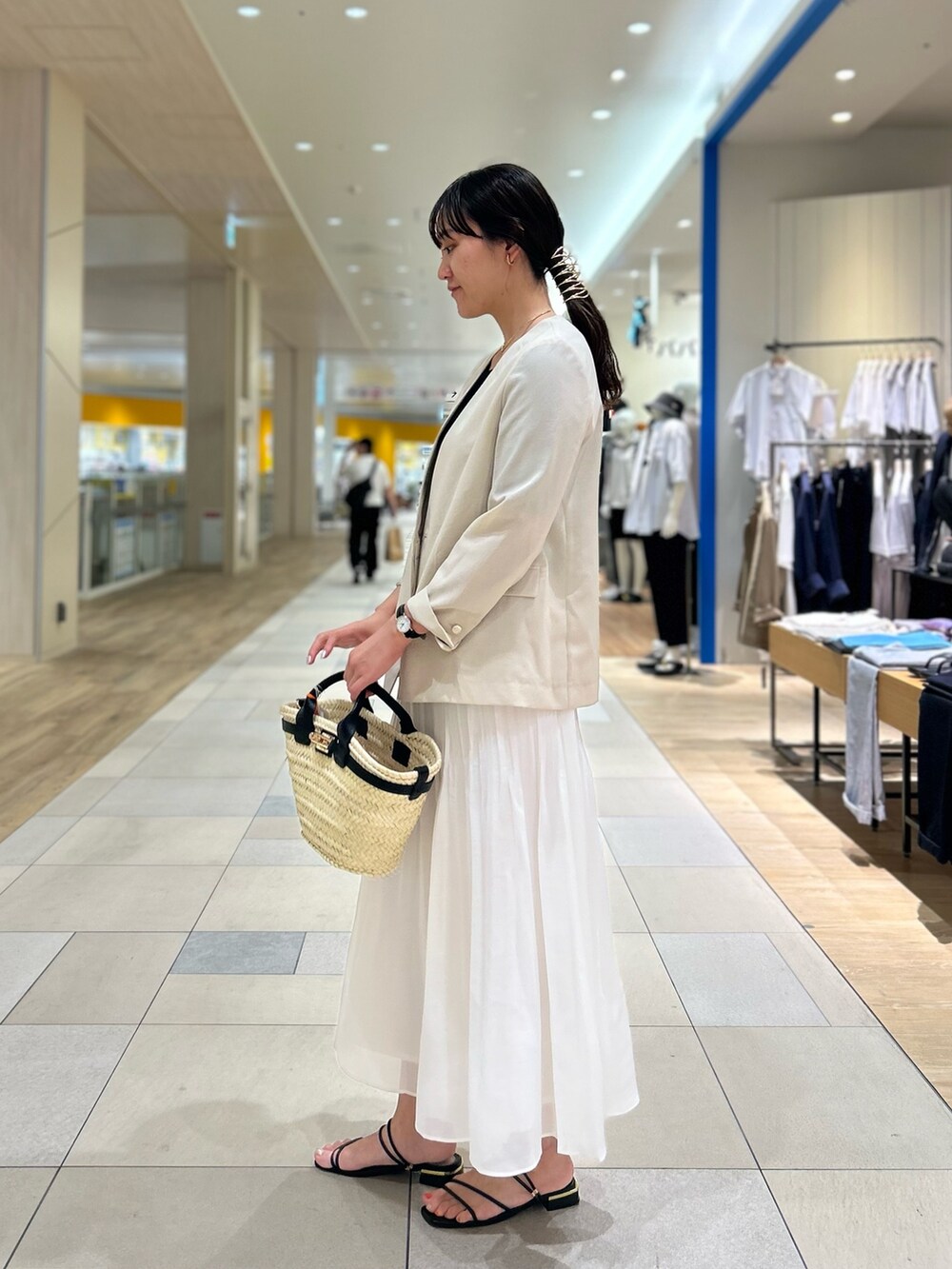 「NOLLEY'S、ジャケット、プリーツスカート、夏コーデ、キレイめ、大人かわいい、オーガンジー、かごバッグ、高身長女子、高身長コーデ」|「NOLLEY’Sの《セットアップ対応》ウォッシャブルドライトロピカルVネックダブルジャケット(ノーカラージャケット、ベージュ系)」を使った、fukudaさん(レディース・170cm)の春コーディネートの4枚目の写真