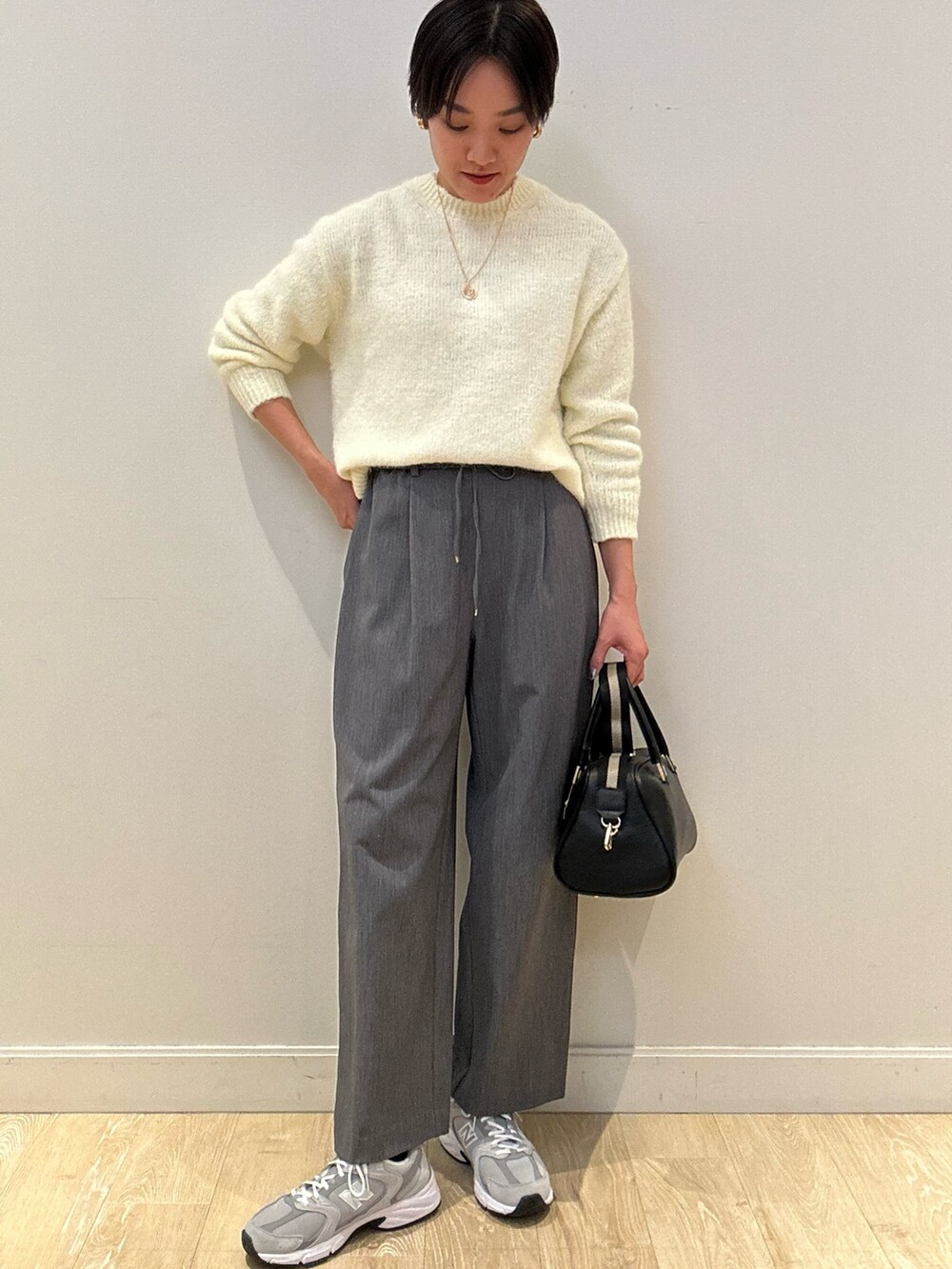 「キルティング、冬アウター、休日スタイル、冬服、パンツコーデ、ラクチンコーデ、パンツスタイル、TAION、ダウン、裏起毛、高身長女子、高身長コーデ、ショートヘア、スニーカーコーデ」｜「NOLLEY’Sのウォッシャブル裏起毛イージーワイドパンツ（その他パンツ、グレー系）」を使った、fukudaさん（レディース・170cm）の冬コーディネートの7枚目の写真
