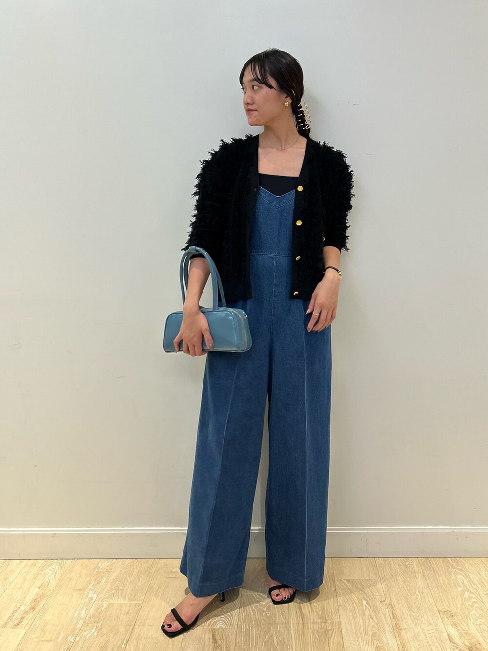 「NOLLEY'S、オールインワン、デニム、フリンジ、ジャガード、カーディガン、大人カジュアル、秋コーデ、秋服準備はじめました、高身長女子、高身長コーデ」｜「NOLLEY’Sの横長ボストン（ボストンバッグ、ブルー系）」を使った、fukudaさん（レディース・170cm）の夏コーディネートの2枚目の写真