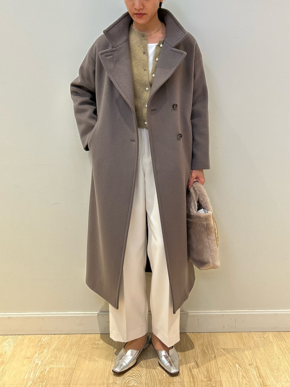 「NOLLEY'S、ロングコート、カーキアウター、キャメル、白パンツ、冬コーデ、大人かわいい、キレイめ、ショートヘア、高身長女子、高身長コーデ」|「NOLLEY’S Sophiの<飯豊まりえさん着用>◇【WEB限定カラーあり】KIWI 2WAYチェスターコート 24AW(チェスターコート、グリーン系)」を使った、fukudaさん(レディース・170cm)の秋コーディネートの3枚目の写真