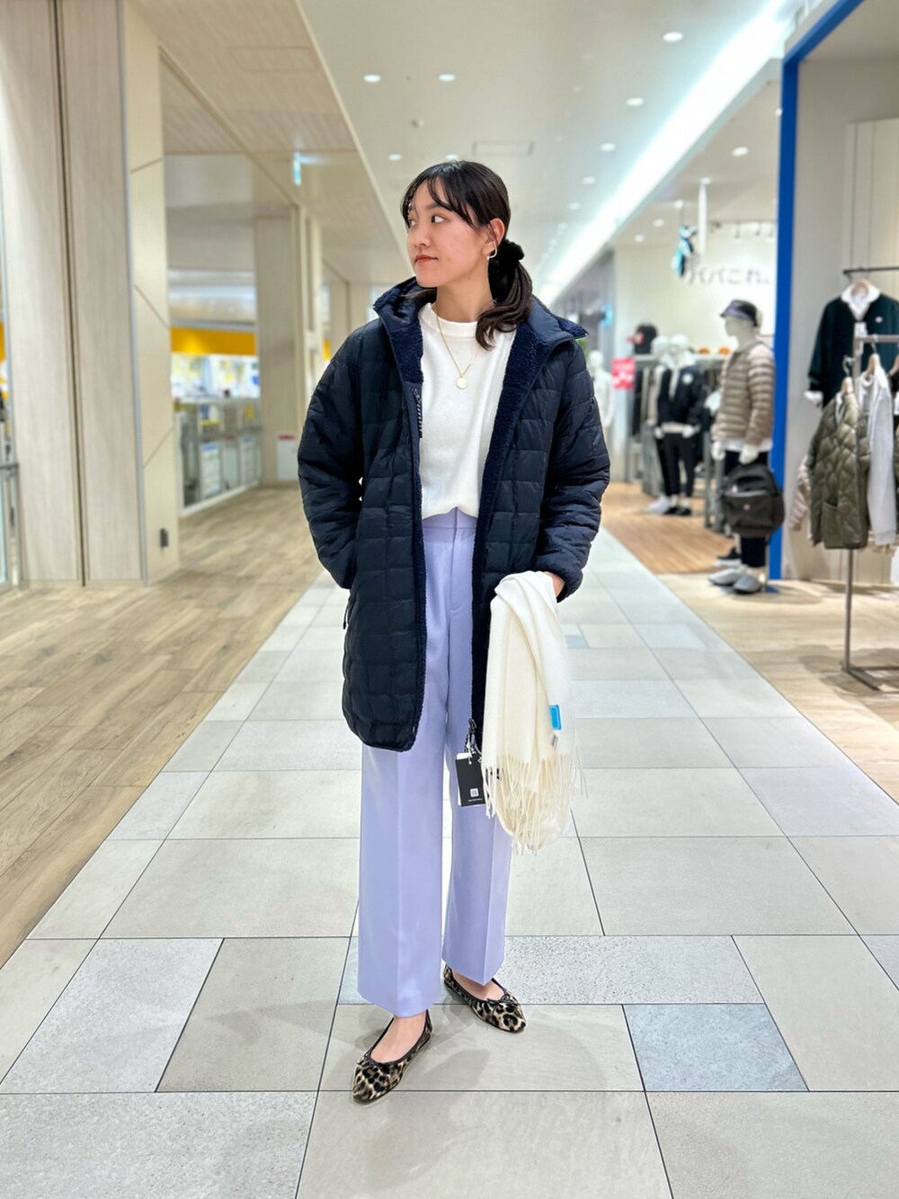 「NOLLEY'S、TAION、ダウン、リバーシブル、アウター、白ニット、カラーパンツ、大人カジュアル、休日スタイル、高身長女子、高身長コーデ」｜「NOLLEY’Sの愛されフラノタックワイドパンツ（その他パンツ、パープル系）」を使った、fukudaさん（レディース・170cm）の秋コーディネートの5枚目の写真