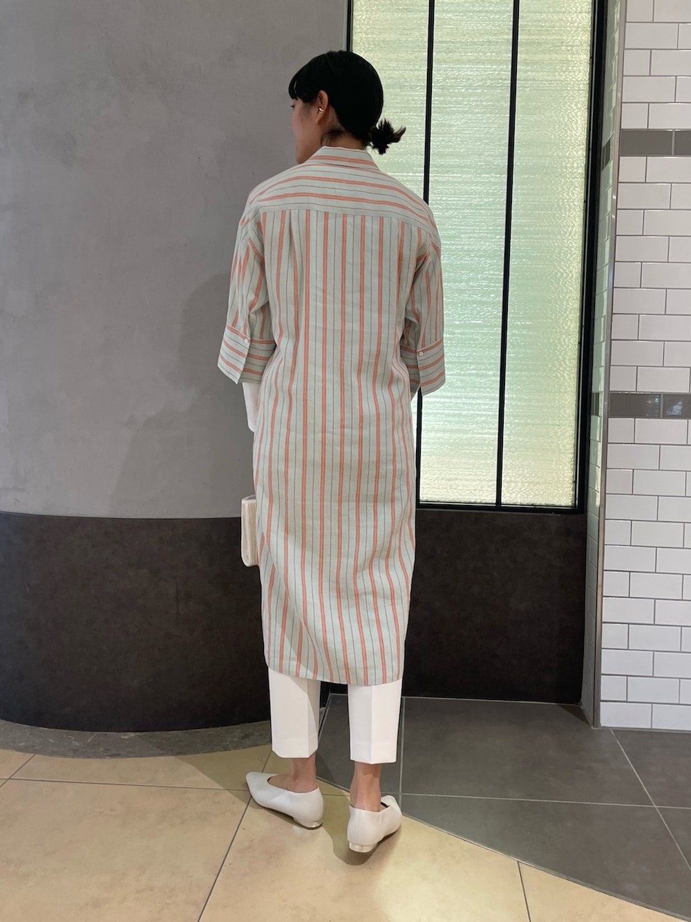「ストライプワンピース、ノーリーズ、NOLLEY'S、ホワイトパンツ、テーパードパンツ、キレイめ、春コーデ、春物、羽織り、トレンチコート、シャツワンピ、高身長女子、高身長コーデ」｜「NOLLEY’Sのストライプシャツワンピース（シャツワンピース、グリーン系）」を使った、fukudaさん（レディース・170cm）の冬コーディネートの4枚目の写真