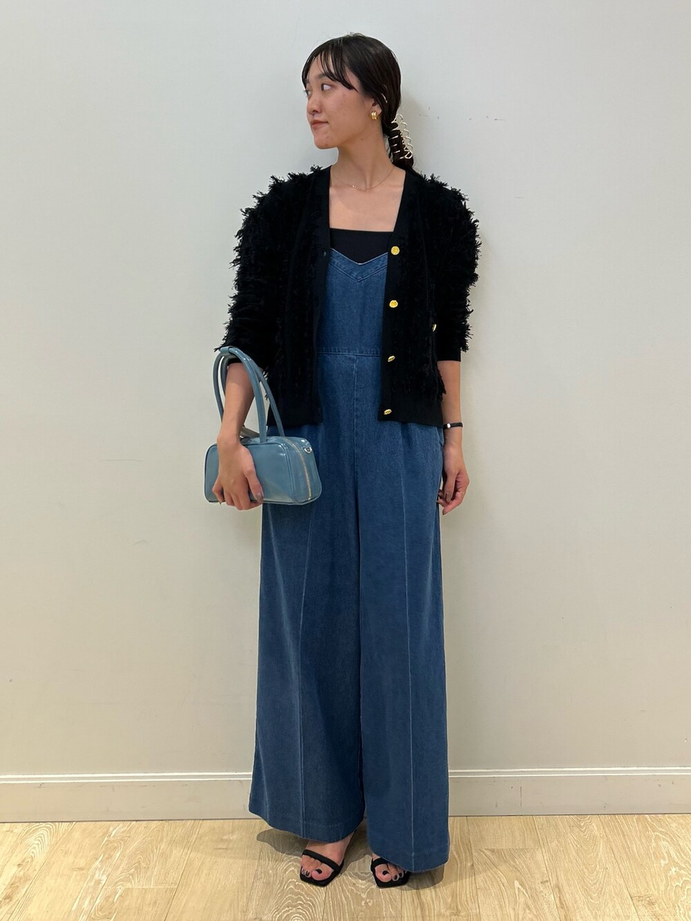 「NOLLEY'S、オールインワン、デニム、フリンジ、ジャガード、カーディガン、大人カジュアル、秋コーデ、秋服準備はじめました、高身長女子、高身長コーデ」｜「NOLLEY’Sの横長ボストン（ボストンバッグ、ブルー系）」を使った、fukudaさん（レディース・170cm）の夏コーディネートの3枚目の写真