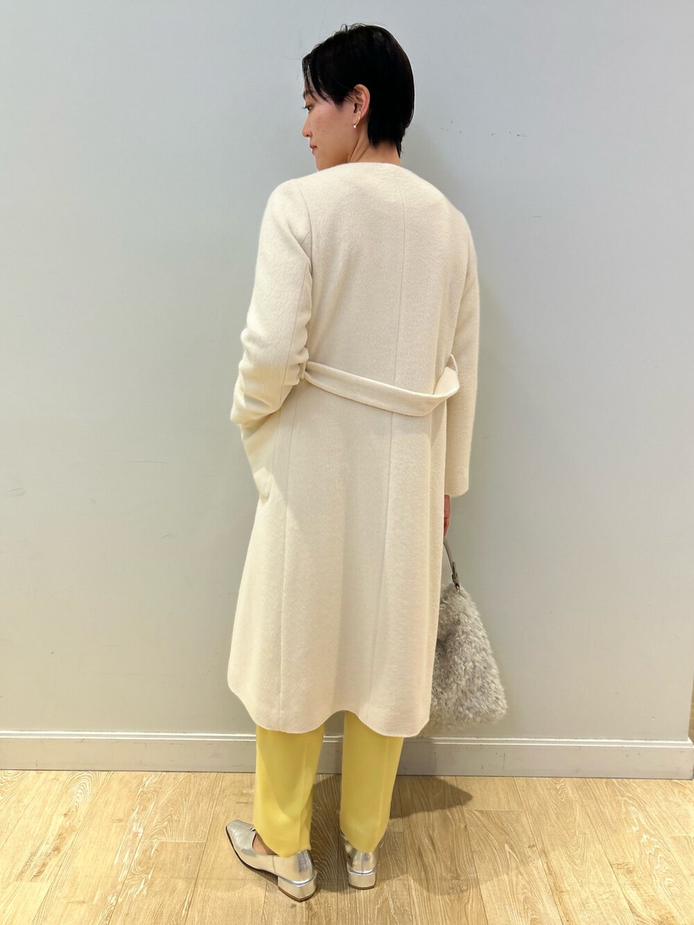 「NOLLEY'S、冬アウター、シアートップス、カシミヤ、イエロー、ワイドパンツ、カラーパンツ、ホワイトコーデ、キレイめ、おでかけコーデ、冬コーデ、高身長女子、高身長コーデ、ショートヘア」|「NOLLEY’Sのフェイクファーワンショルダーバッグ(ショルダーバッグ、ホワイト系)」を使った、fukudaさん(レディース・170cm)の秋コーディネートの5枚目の写真