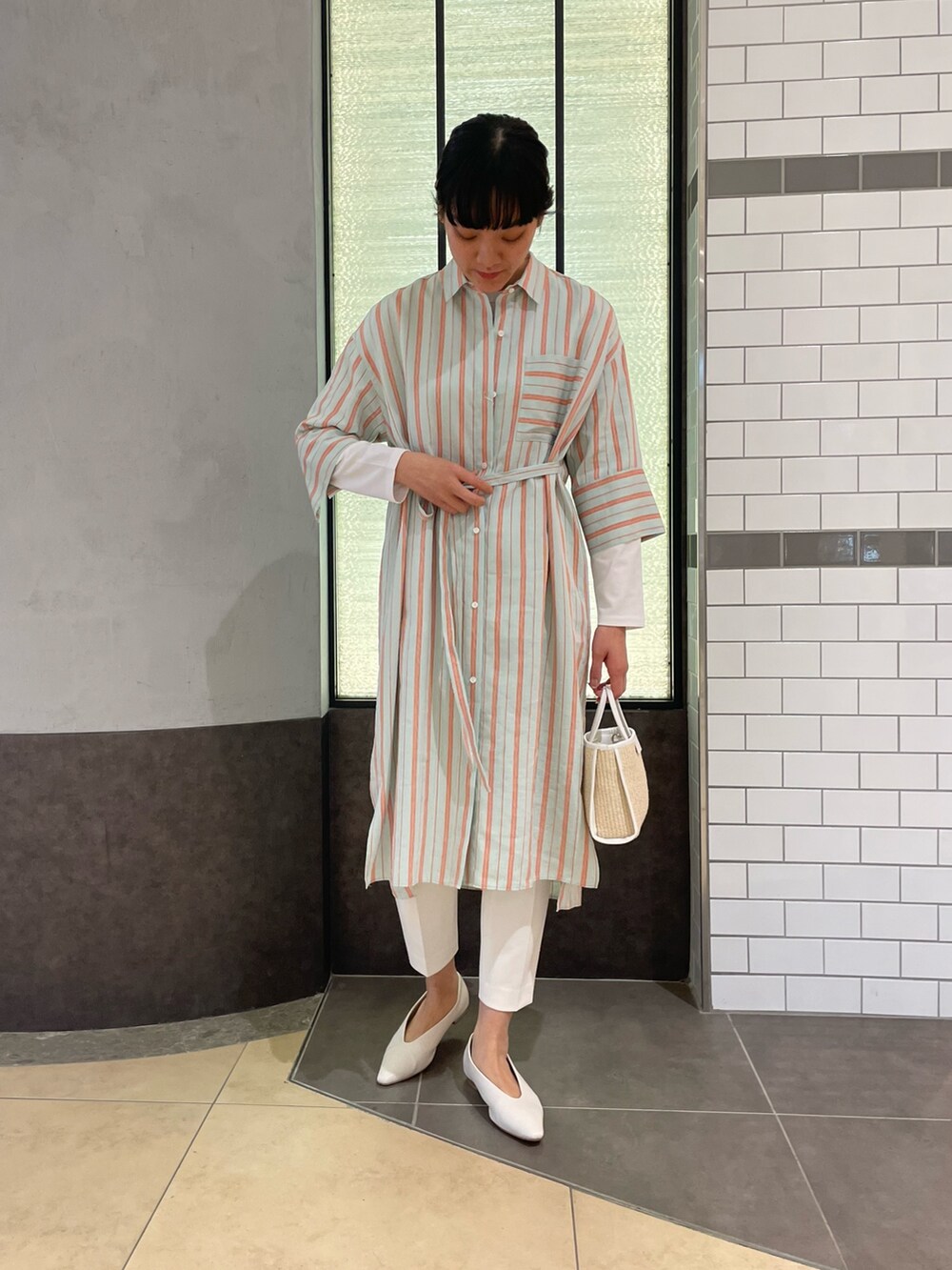「ストライプワンピース、ノーリーズ、NOLLEY'S、ホワイトパンツ、テーパードパンツ、キレイめ、春コーデ、春物、羽織り、トレンチコート、シャツワンピ、高身長女子、高身長コーデ」｜「NOLLEY’Sのストライプシャツワンピース（シャツワンピース、グリーン系）」を使った、fukudaさん（レディース・170cm）の冬コーディネートの2枚目の写真