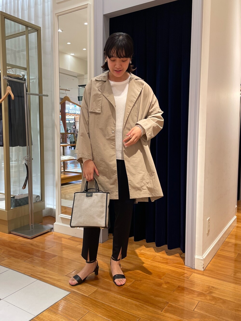「NOLLEY'S、撥水加工、ビッグシルエット、春アウター、大人カジュアル、スリットパンツ、和紙ニット、ゆるニット、マンパ、レイヤードスタイル、高身長女子、高身長コーデ」|「NOLLEY’Sのウォッシャブルカットジョーゼットスリットパンツ(その他パンツ、ブラック系)」を使った、fukudaさん(レディース・170cm)の春コーディネートの3枚目の写真