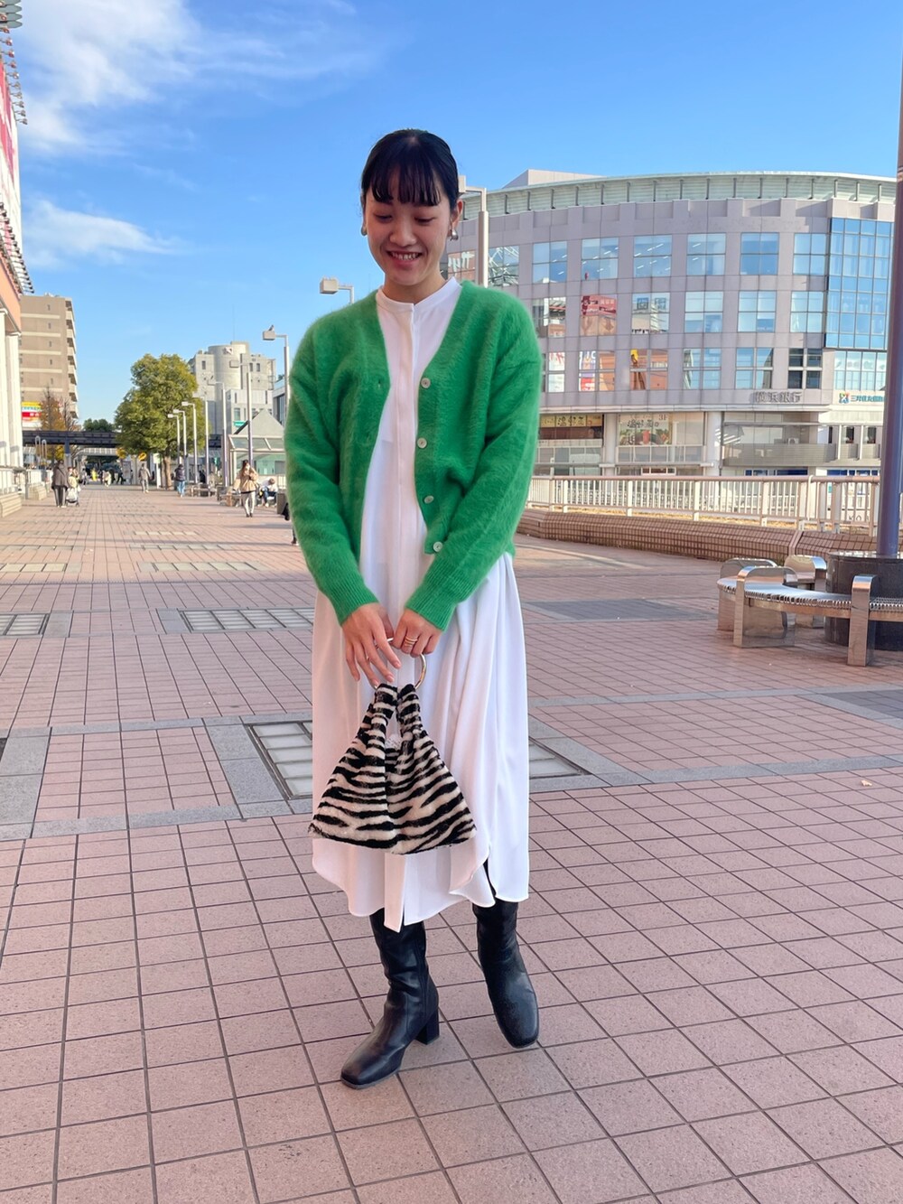 「ノーリーズ、NOLLEY'S、ワンピース、白ワンピース、ふわふわニット、ショート丈ニット、カーディガン、冬コーデ、お出かけコーデ、楽チンワンピース、ロングブーツコーデ、ロングブーツ、高身長女子、高身長コーデ、170cm」｜「NOLLEY’Sのヘアリーニットクロップドカーディガン（カーディガン/ボレロ、グリーン系）」を使った、fukudaさん（レディース・170cm）の冬コーディネートの2枚目の写真