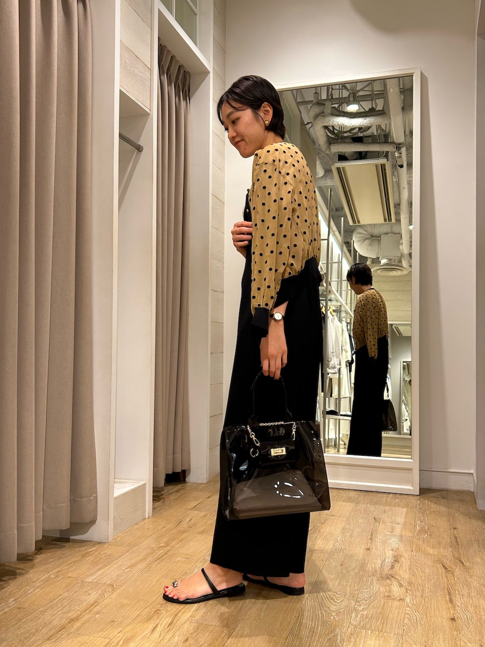 「NOLLEY'S、フロッキードット、カーディガン、シアートップス、オールインワン、サテン、大人カジュアル、大人かわいい、高身長女子、高身長コーデ、ショートヘア」｜「Rie Millerの《セットアップ対応》【PR林☆別注アイテム】ウォッシャブルエアーシャークオールインワン（つなぎ/オールインワン、ブラック系）」を使った、fukudaさん（レディース・170cm）の夏コーディネートの5枚目の写真
