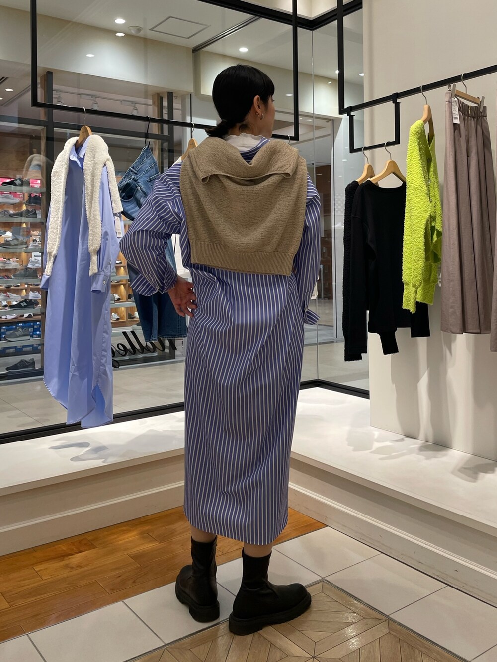 「NOLLEY'S、ノーリーズ、春コーデ、シャツワンピース、シャツワンピ、春ニット、肩かけ、ストライプワンピース、カジュアルコーデ、ブーツ、高身長女子、高身長コーデ」｜「NOLLEY’Sのリブハイネックプルオーバーカットソー（Tシャツ/カットソー、グレー系）」を使った、fukudaさん（レディース・170cm）の冬コーディネートの5枚目の写真