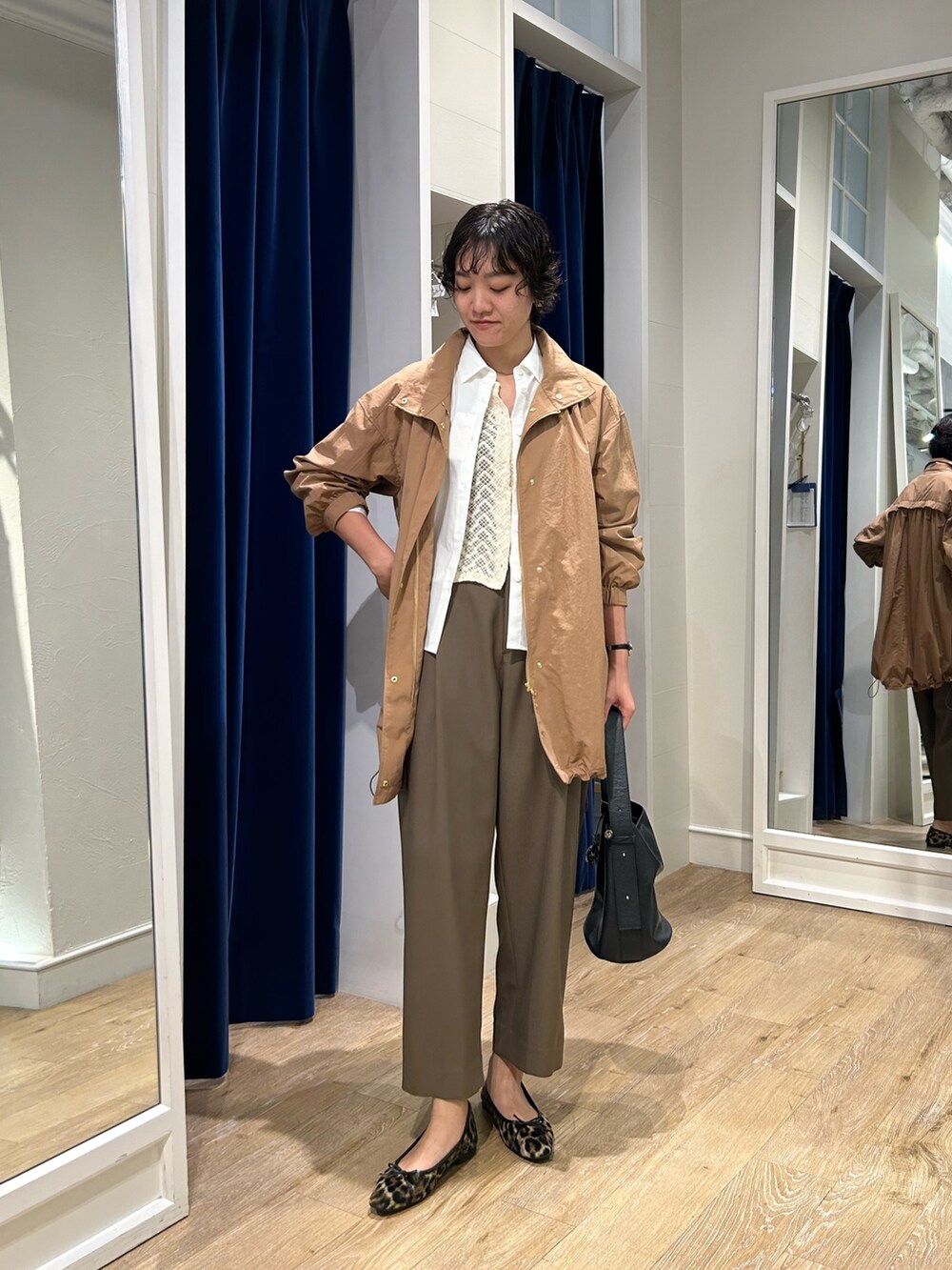 ホワイト系のカーディガン/ボレロ、ホワイト系のシャツ/ブラウス、イエロー系のその他アウターを着用したレディースの秋コーディネートの4枚目の写真