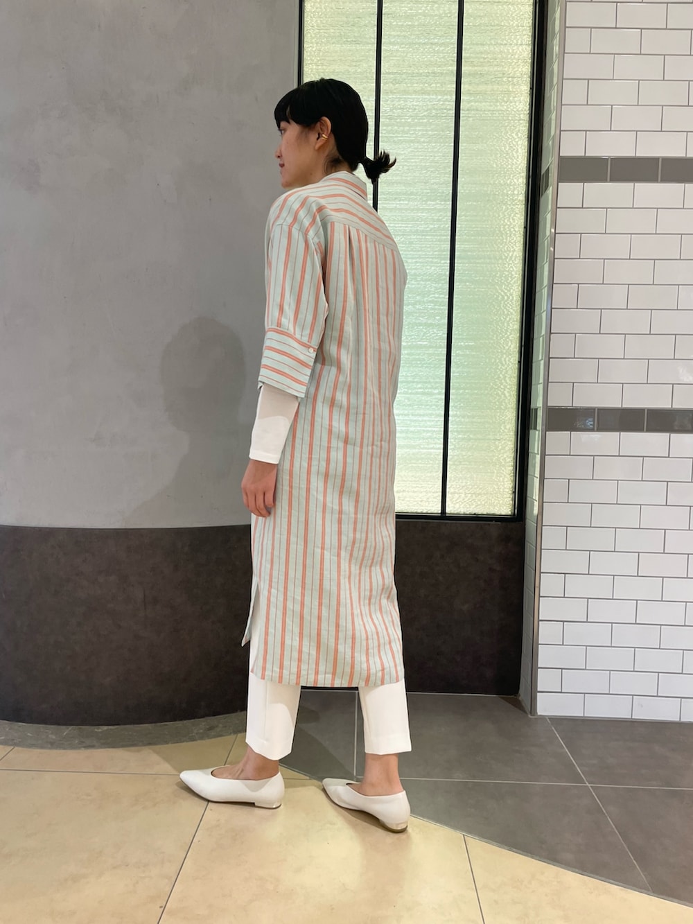 「ストライプワンピース、ノーリーズ、NOLLEY'S、ホワイトパンツ、テーパードパンツ、キレイめ、春コーデ、春物、羽織り、トレンチコート、シャツワンピ、高身長女子、高身長コーデ」｜「NOLLEY’Sのストライプシャツワンピース（シャツワンピース、グリーン系）」を使った、fukudaさん（レディース・170cm）の冬コーディネートの3枚目の写真