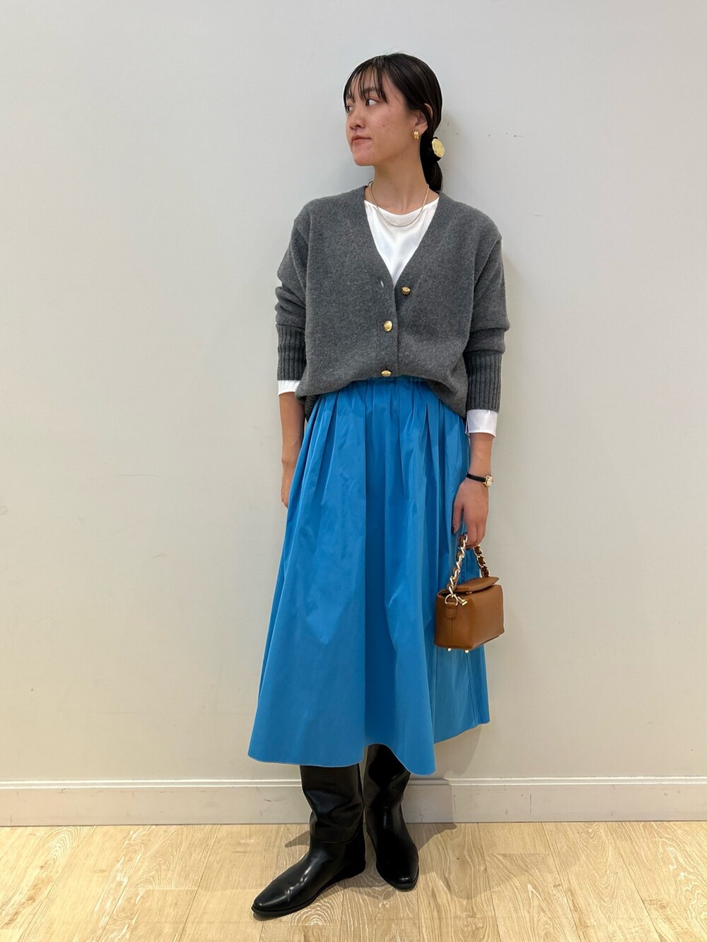 「NOLLEY'S、カーディガン、ゆるニット、サテン、タフタスカート、大人かわいい、ニット、冬コーデ、秋コーデ、高身長女子、高身長コーデ」|「NOLLEY’Sのチェーンハンドルボックスバッグ【made in Italy】(ショルダーバッグ、イエロー系)」を使った、fukudaさん(レディース・170cm)の秋コーディネートの2枚目の写真