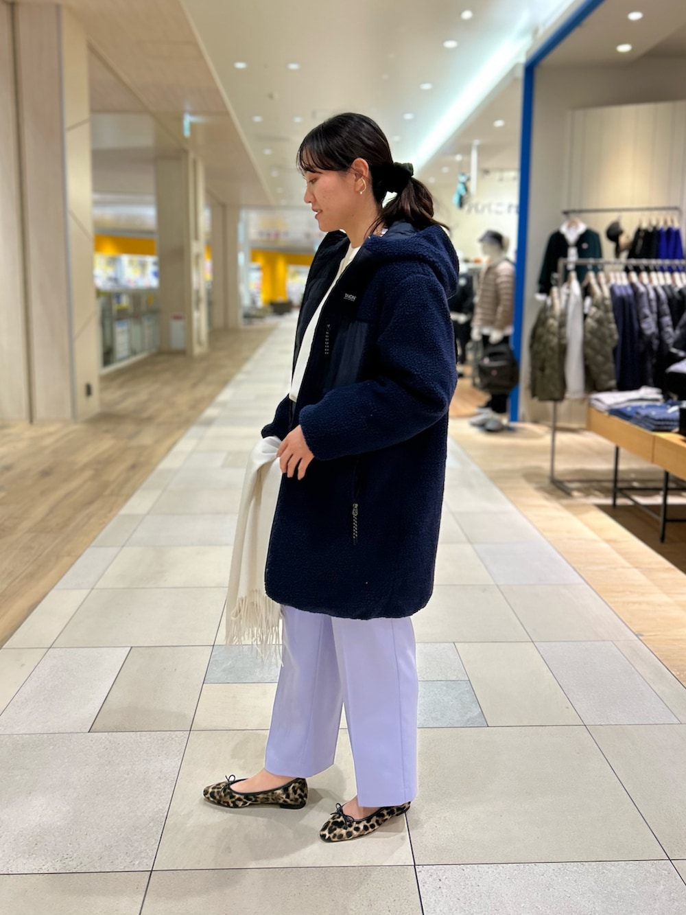 「NOLLEY'S、TAION、ダウン、リバーシブル、アウター、白ニット、カラーパンツ、大人カジュアル、休日スタイル、高身長女子、高身長コーデ」｜「NOLLEY’Sの愛されフラノタックワイドパンツ（その他パンツ、パープル系）」を使った、fukudaさん（レディース・170cm）の秋コーディネートの3枚目の写真