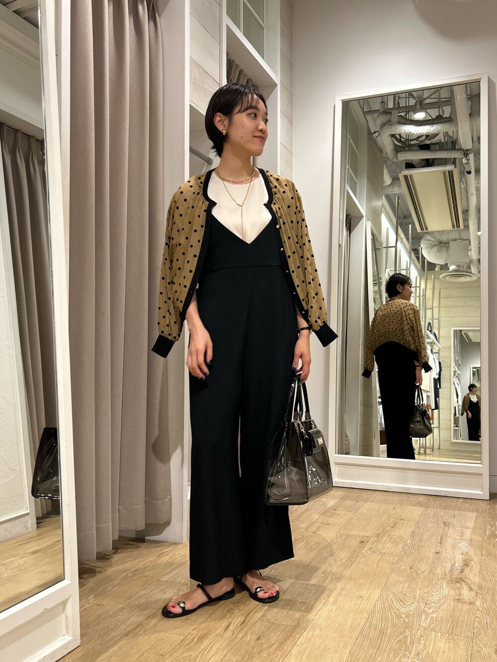 「NOLLEY'S、フロッキードット、カーディガン、シアートップス、オールインワン、サテン、大人カジュアル、大人かわいい、高身長女子、高身長コーデ、ショートヘア」｜「Rie Millerの《セットアップ対応》【PR林☆別注アイテム】ウォッシャブルエアーシャークオールインワン（つなぎ/オールインワン、ブラック系）」を使った、fukudaさん（レディース・170cm）の夏コーディネートの3枚目の写真