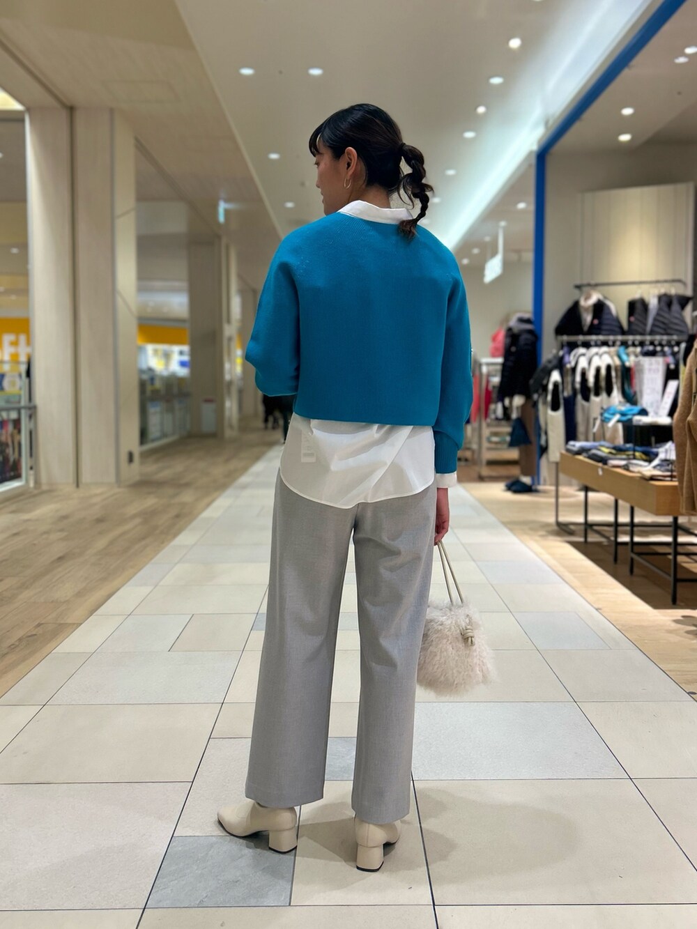 「NOLLEY'S、大人かわいい、ターコイズブルー、きれいめカジュアル、ワイドパンツ、グレー、レイヤードスタイル、重ね着、ハーフコート、高身長女子、高身長コーデ」｜「NOLLEY’Sのパールボタンシャツ（シャツ/ブラウス、ホワイト系）」を使った、fukudaさん（レディース・170cm）の冬コーディネートの4枚目の写真