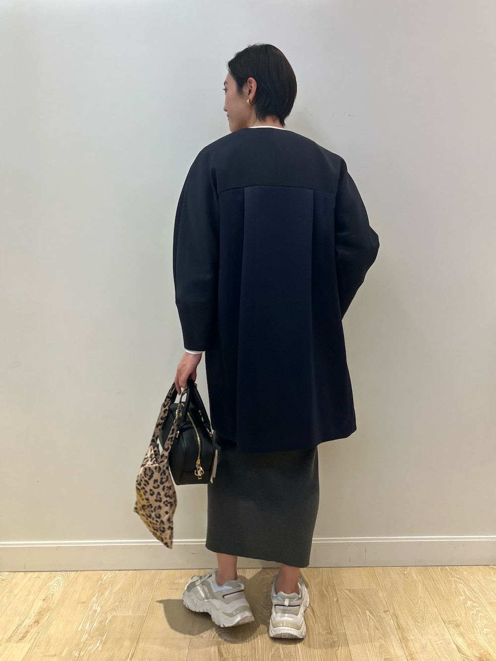 「NOLLEY'S、ジャガード、ジャガードニット、カーディガン、春コーデ、春コート、タイトスカート、ニットスカート、スニーカー、スニーカーコーデ、高身長女子、高身長コーデ、ショートヘア、大人カジュアル」｜「Rie Millerの《手洗い可能》カットジャガード金ボタンカーディガン（カーディガン/ボレロ、ホワイト系）」を使った、fukudaさん（レディース・170cm）の冬コーディネートの9枚目の写真