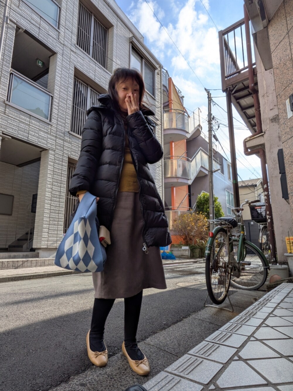 「休日コーデ、おしゃれさんと繋がりたい」｜「TATRASの【別注】＜TATRAS＞KOSAVA ダウンジャケット（ダウンジャケット/コート、ブラック系）」を使った、（相互）さやかさん（レディース・150cm）の冬コーディネートの2枚目の写真