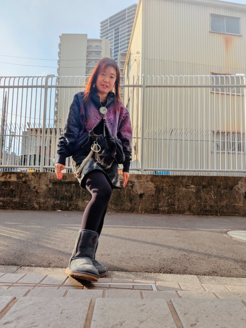 ブラック系のシャツ/ブラウス、シルバー系のブレスレットを着用したレディースの冬コーディネートの3枚目の写真