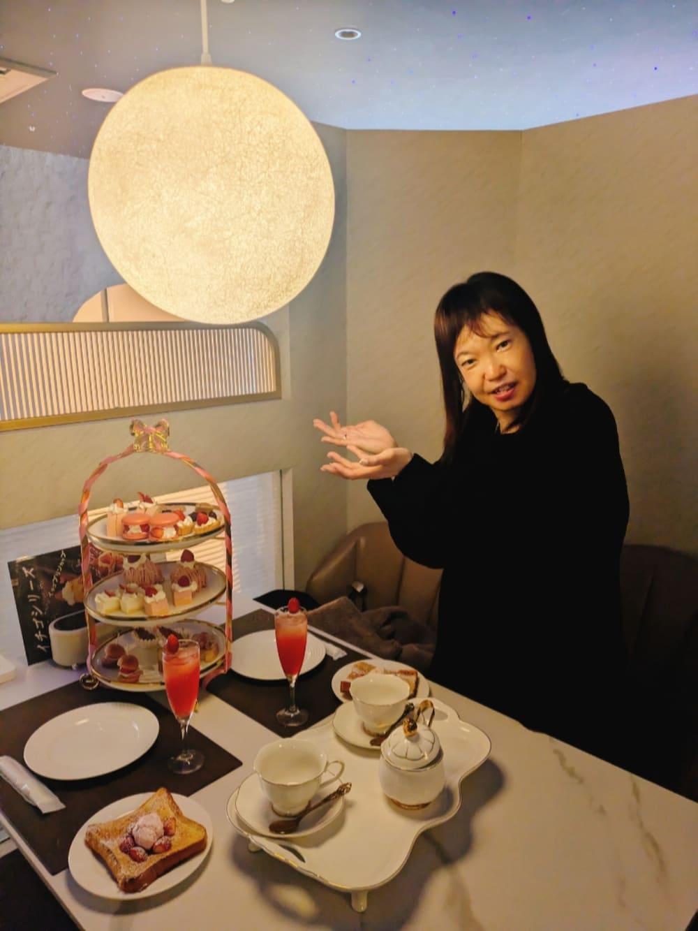 ブルー系のスカート、グレー系のトートバッグ、グレー系のトートバッグを着用したレディースの春コーディネートの2枚目の写真