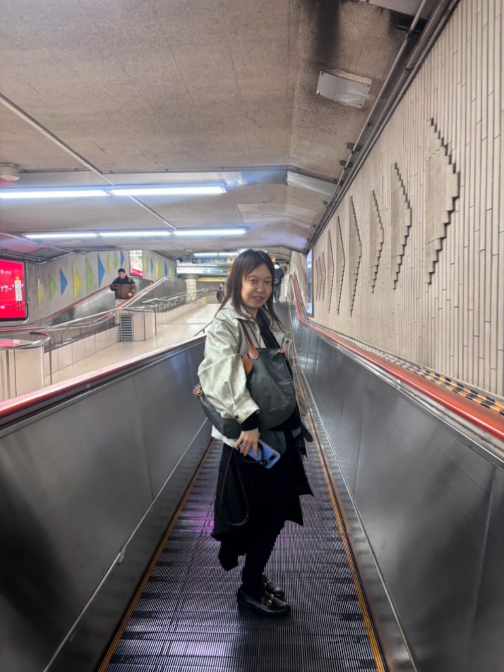 ホワイト系のブルゾン、ブラック系のニット/セーター、シルバー系のネックレスを着用したレディースの冬コーディネートの3枚目の写真