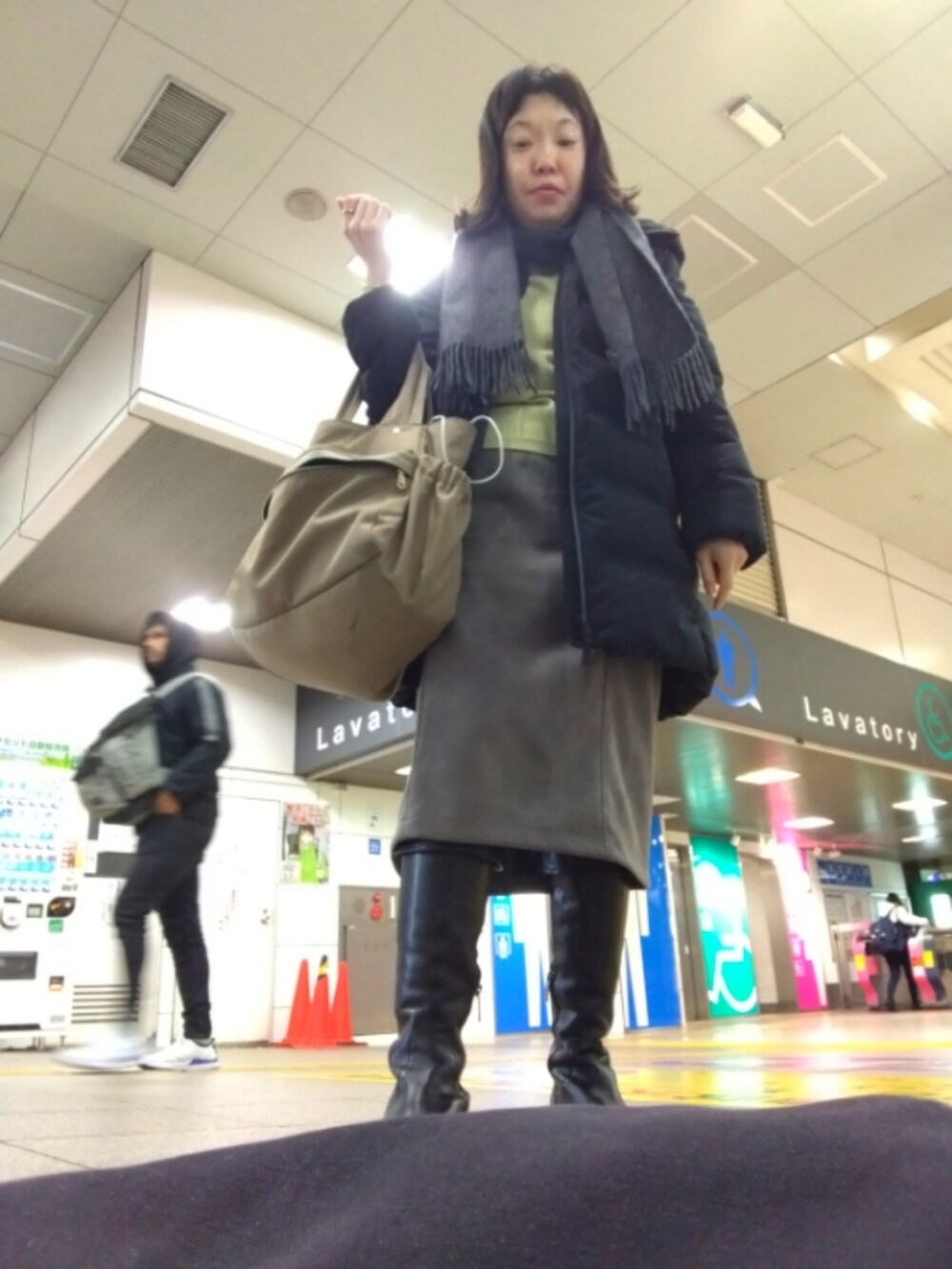 ブラック系のトップス、ブラック系のその他アウター、グレー系のスカートを着用したレディースの春コーディネートの2枚目の写真