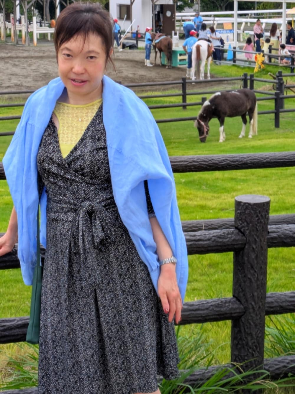 ブラック系のワンピース/ドレス、ブルー系のシャツ/ブラウス、グリーン系のボディバッグ/ウエストポーチを着用したレディースの秋コーディネートの4枚目の写真