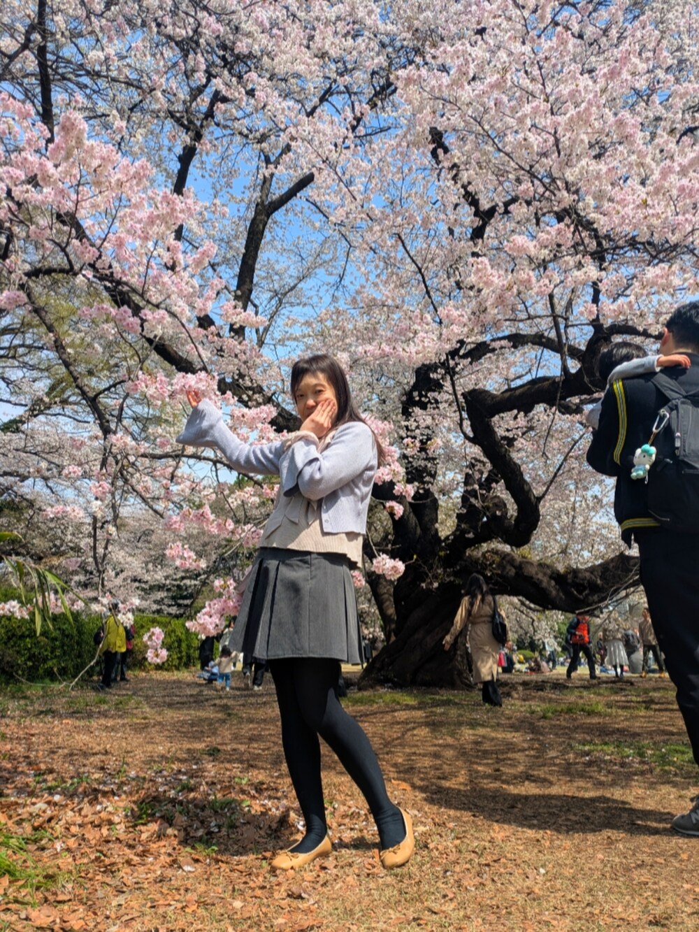 「花見コーデ」｜「GRLのアイテム（シャツ/ブラウス、パープル系）」を使った、（相互）さやかさん（レディース・150cm）の春コーディネートの4枚目の写真