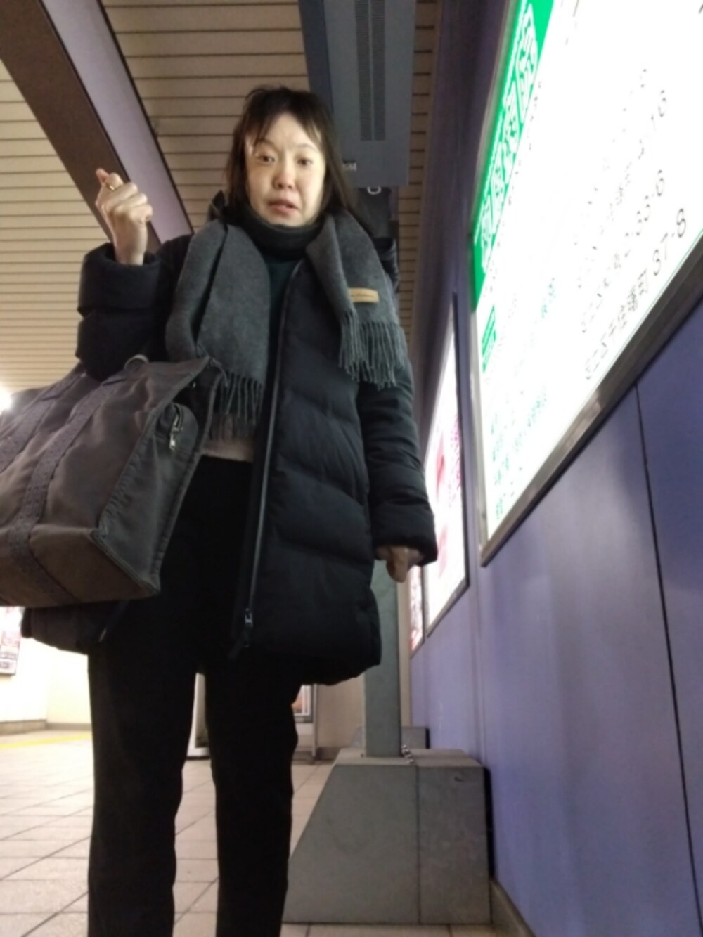 ホワイト系のトップス、ブラック系のその他パンツ、ブラック系のその他アウターを着用したレディースの春コーディネートの2枚目の写真