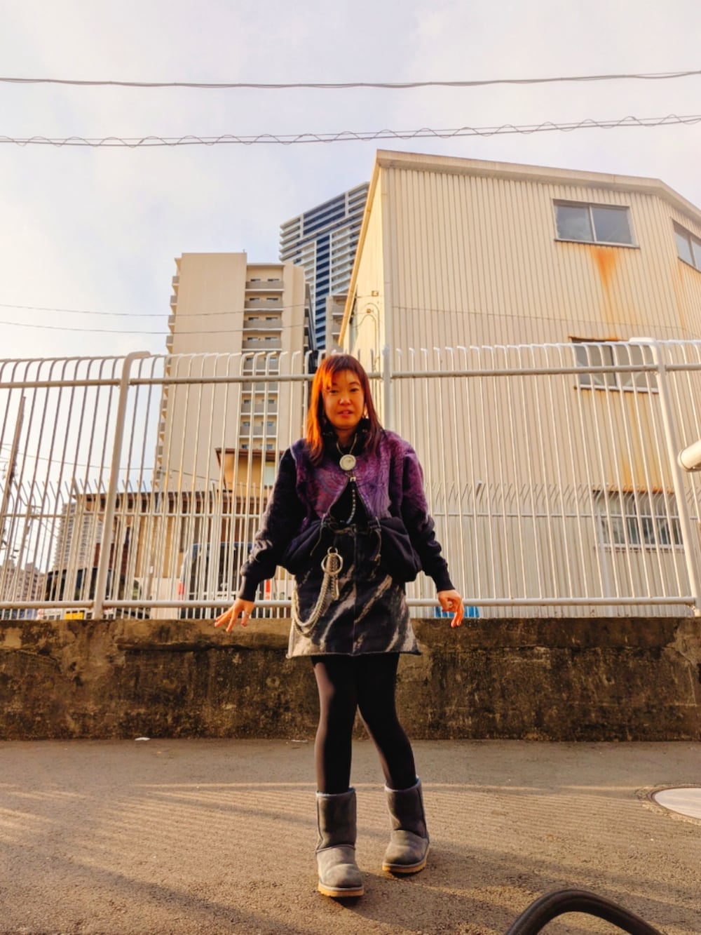 ブラック系のシャツ/ブラウス、シルバー系のブレスレットを着用したレディースの冬コーディネートの2枚目の写真