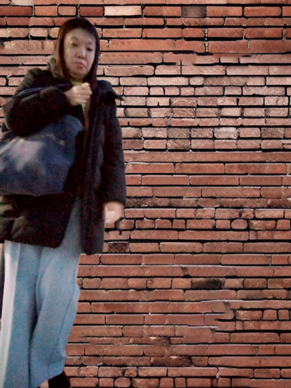 ホワイト系のシャツ/ブラウス、イエロー系のニット/セーター、ブルー系のパンツを着用したレディースの秋コーディネートの2枚目の写真