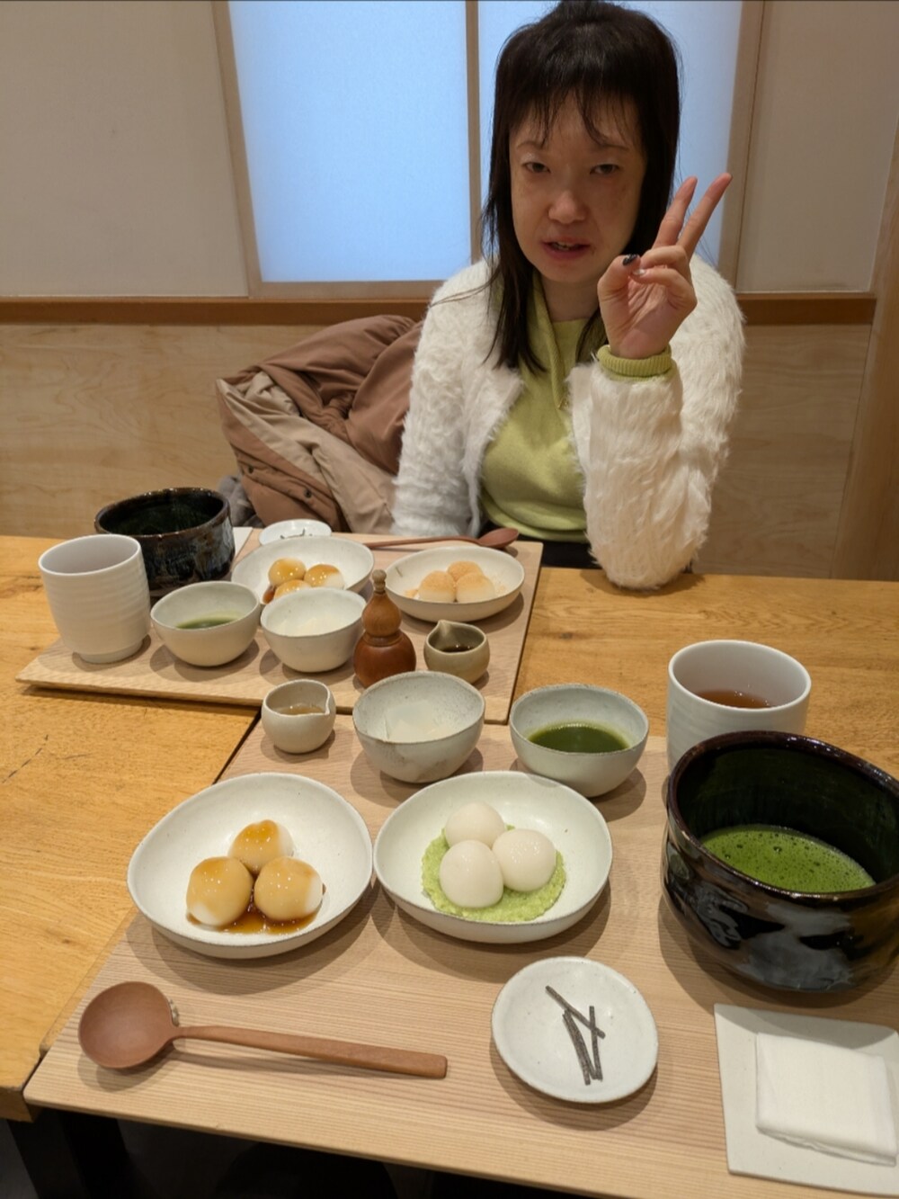 イエロー系のニット/セーター、イエロー系のニット/セーター、ホワイト系のカーディガン/ボレロを着用したレディースの冬コーディネートの4枚目の写真