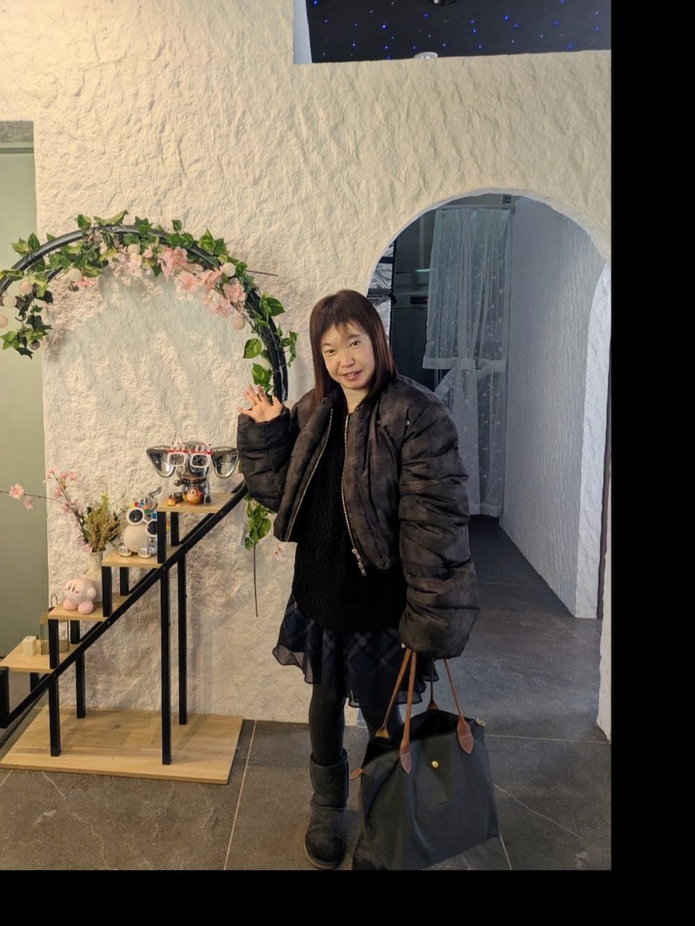 ブルー系のスカート、グレー系のトートバッグ、グレー系のトートバッグを着用したレディースの春コーディネートの3枚目の写真