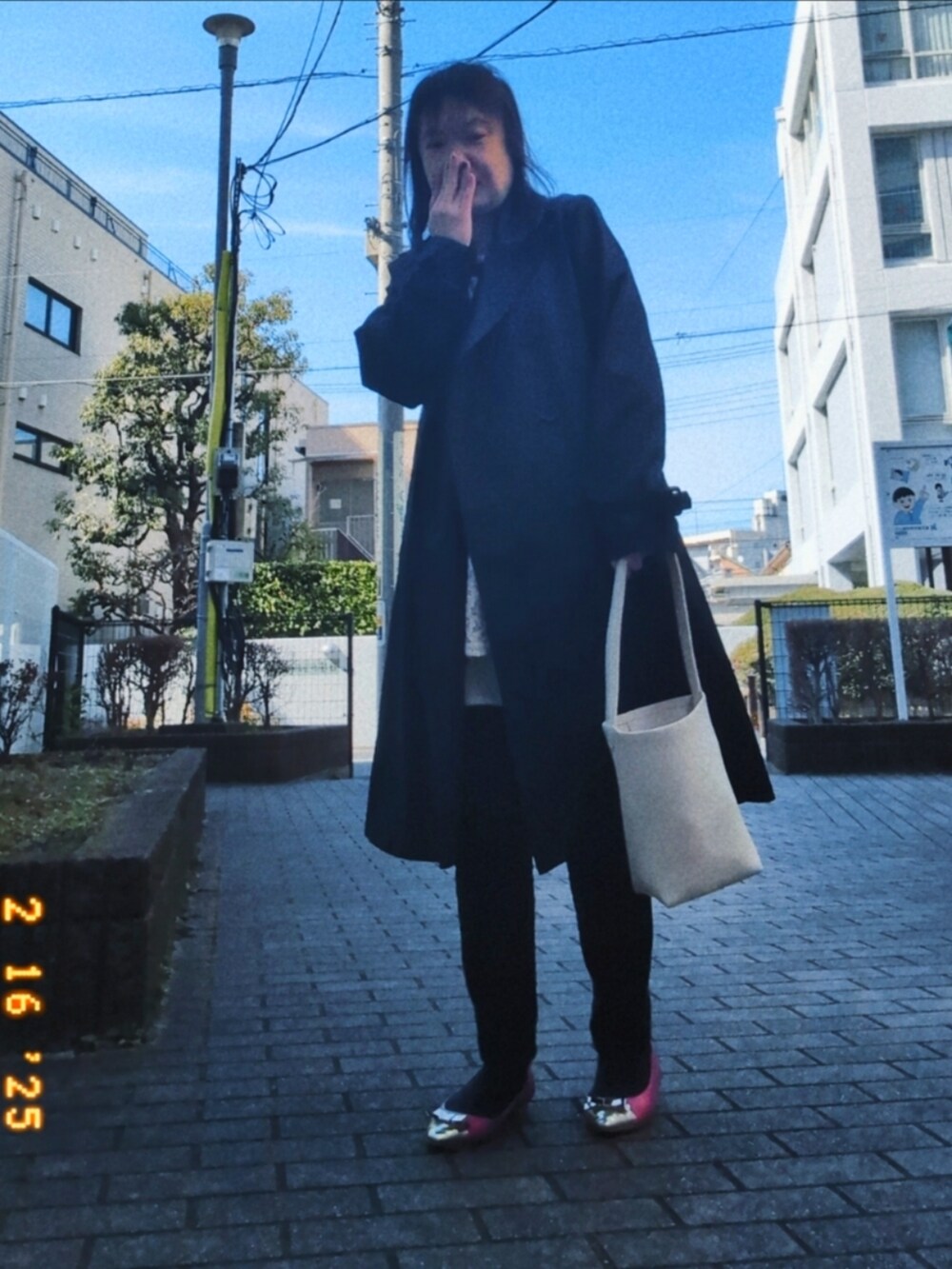 ピンク系のワンピース/ドレス、ブルー系のトレンチコート、ピンク系のシューズを着用したレディースの冬コーディネートの2枚目の写真