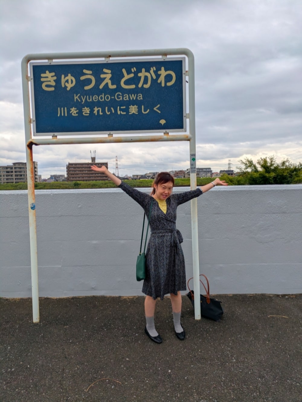 ブラック系のワンピース/ドレス、ブルー系のシャツ/ブラウス、グリーン系のボディバッグ/ウエストポーチを着用したレディースの秋コーディネートの2枚目の写真