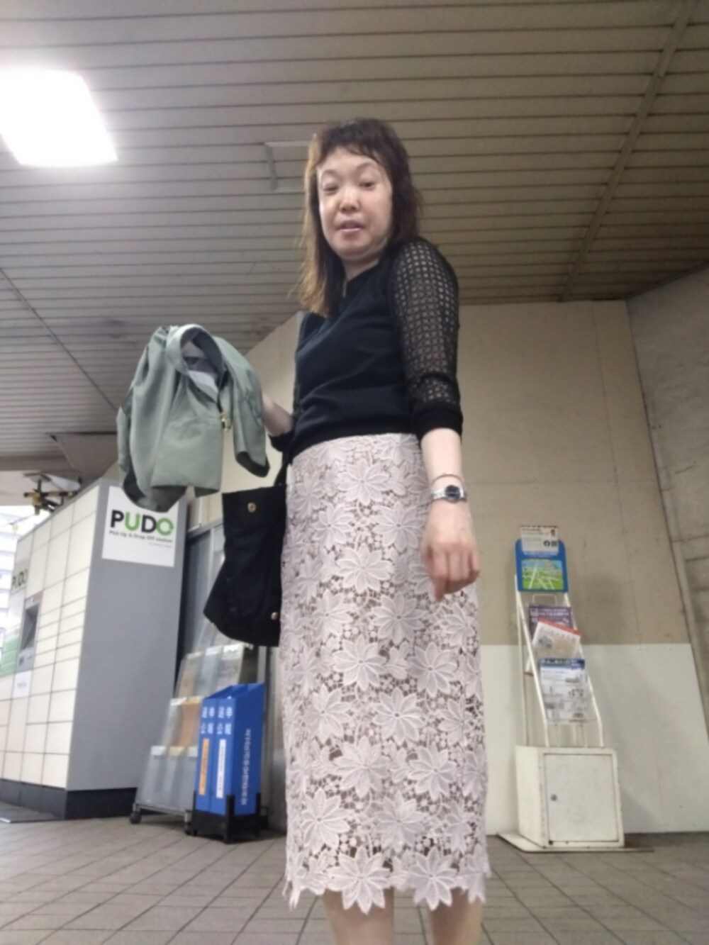 ホワイト系のトップス、ブラック系のニット/セーター、ピンク系のスカートを着用したレディースの夏コーディネートの2枚目の写真