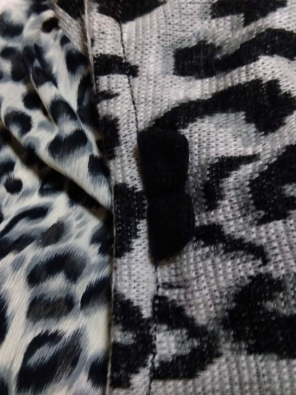 ホワイト系のトップス、ブラック系のカーディガン/ボレロ、グレー系のトートバッグを着用したレディースの冬コーディネートの3枚目の写真