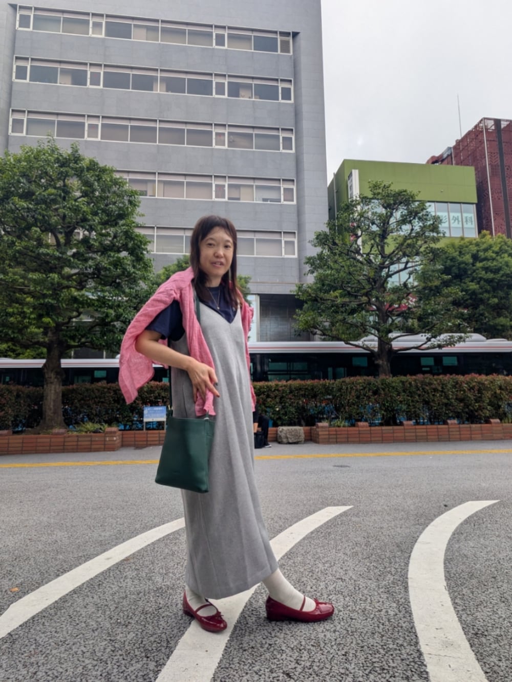 ホワイト系のバレエシューズ、ブラック系のTシャツ/カットソー、グレー系のワンピースを着用したレディースの秋コーディネートの2枚目の写真