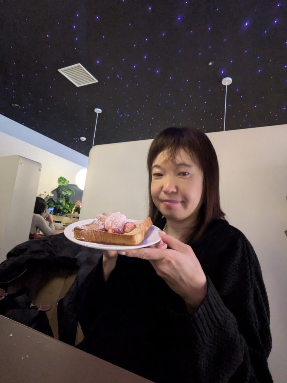 ブルー系のスカート、グレー系のトートバッグ、グレー系のトートバッグを着用したレディースの春コーディネートの4枚目の写真