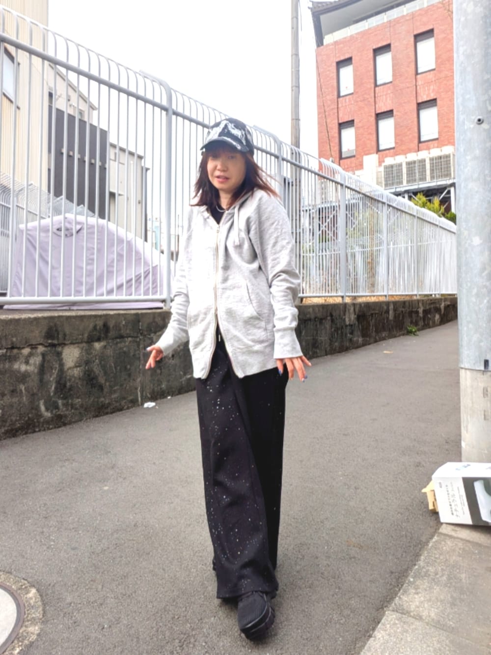 グレー系のパーカー、シルバー系のネックレスを着用したレディースの春コーディネートの2枚目の写真