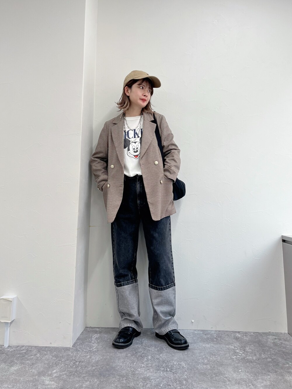 ベージュ系のテーラードジャケット、ホワイト系のTシャツ/カットソー、ブラック系のデニムパンツを着用したレディースの春コーディネートの6枚目の写真