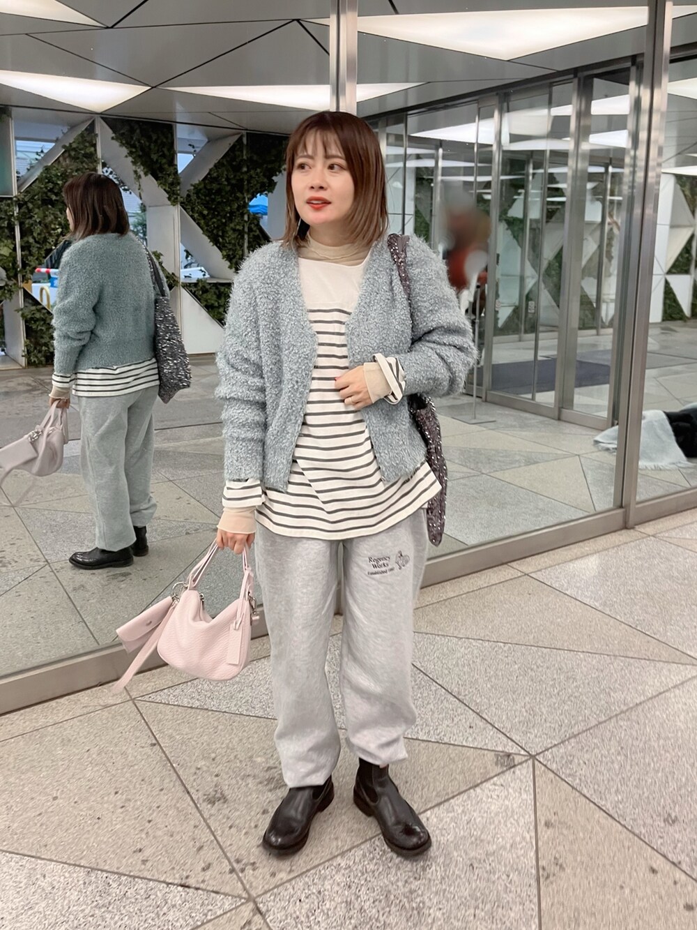 グレー系のTシャツ/カットソー、ブルー系のカーディガン/ボレロを着用したレディースの冬コーディネートの4枚目の写真