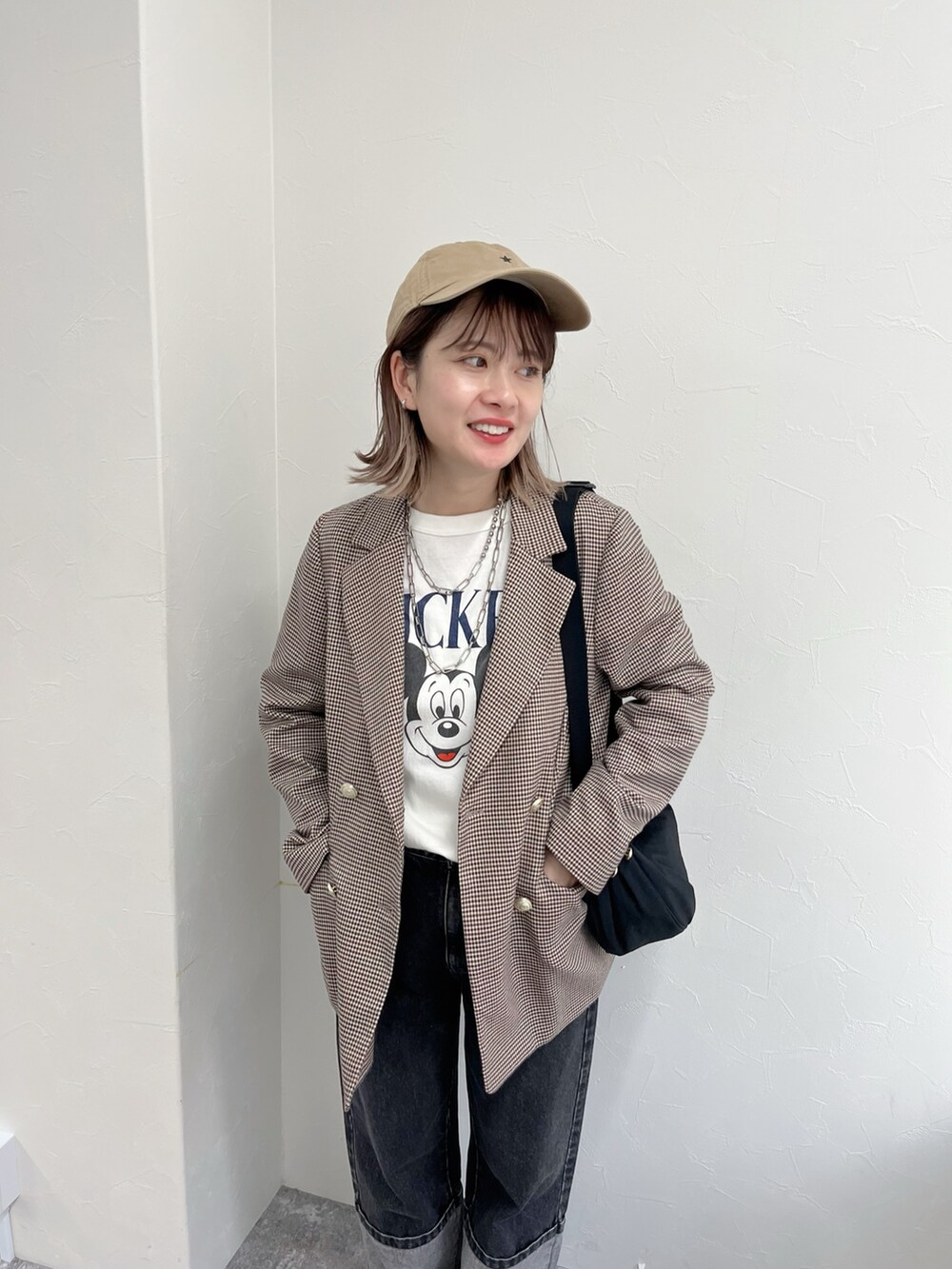 ベージュ系のテーラードジャケット、ホワイト系のTシャツ/カットソー、ブラック系のデニムパンツを着用したレディースの春コーディネートの7枚目の写真