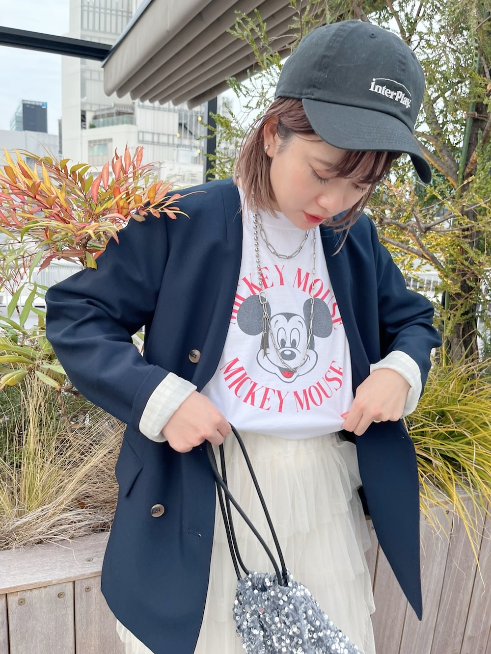 ブルー系のノーカラージャケット、ホワイト系のTシャツ/カットソー、ホワイト系のスカートを着用したレディースの冬コーディネートの5枚目の写真