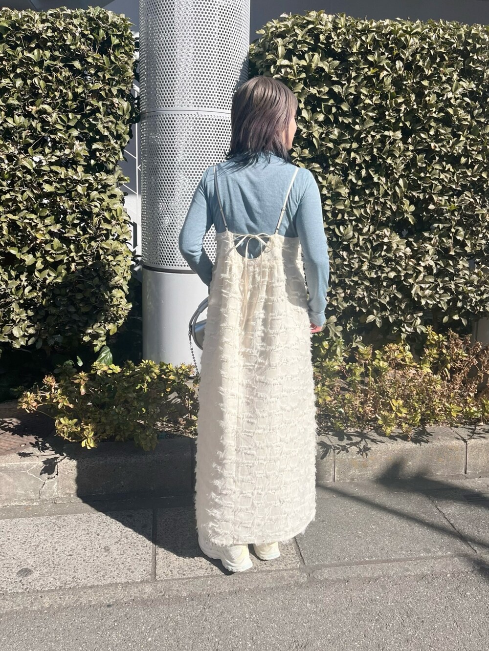 ブルー系のデニムジャケット、ホワイト系のワンピース、ブルー系のTシャツ/カットソーを着用したレディースの春コーディネートの4枚目の写真